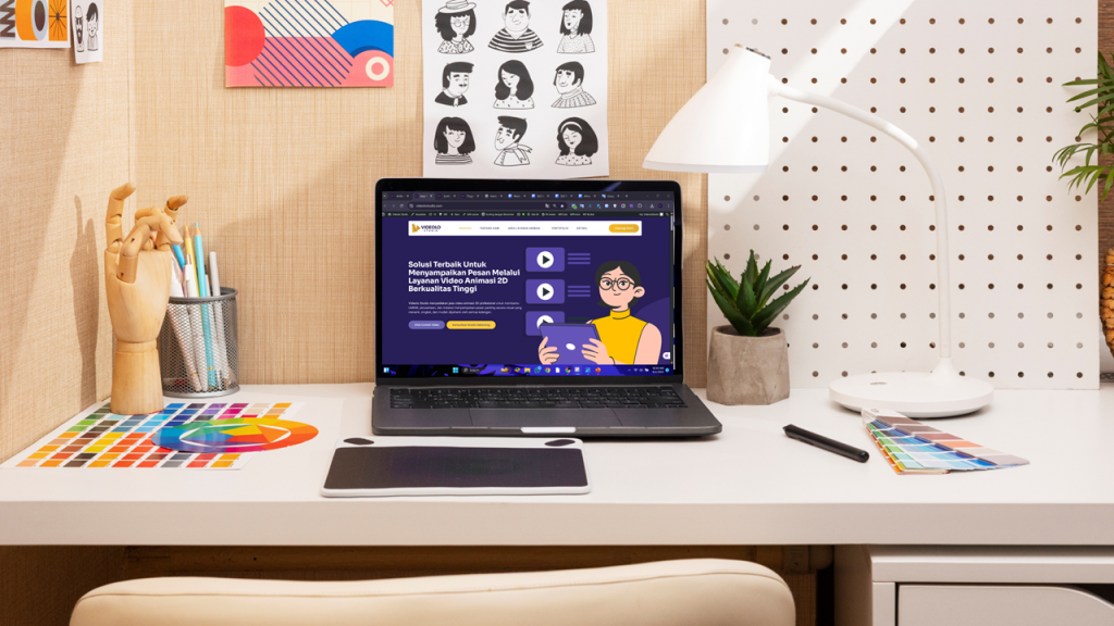 Laptop menampilkan Website Videolo Studio di meja kerja, ilustrasi layanan pembuatan video animasi murah dari Vodeolo Studio